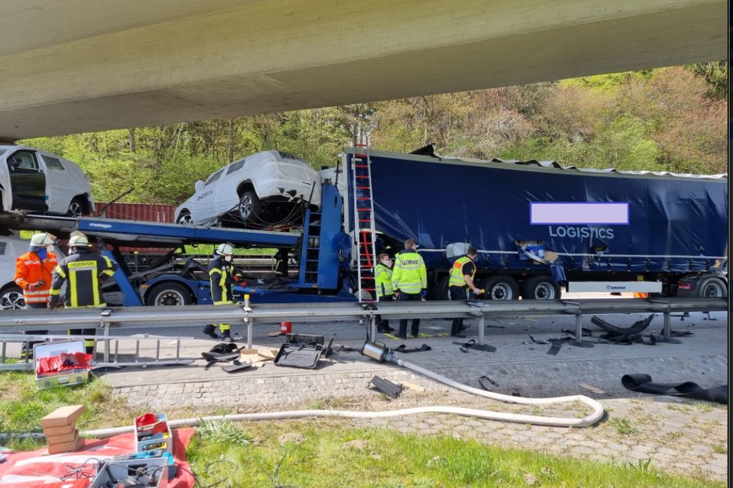 Verkehrsunfall Person klemmt Verkehrsunfall Person klemmt