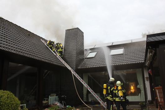 Feuer am/im Gebäude Feuer am/im Gebäude