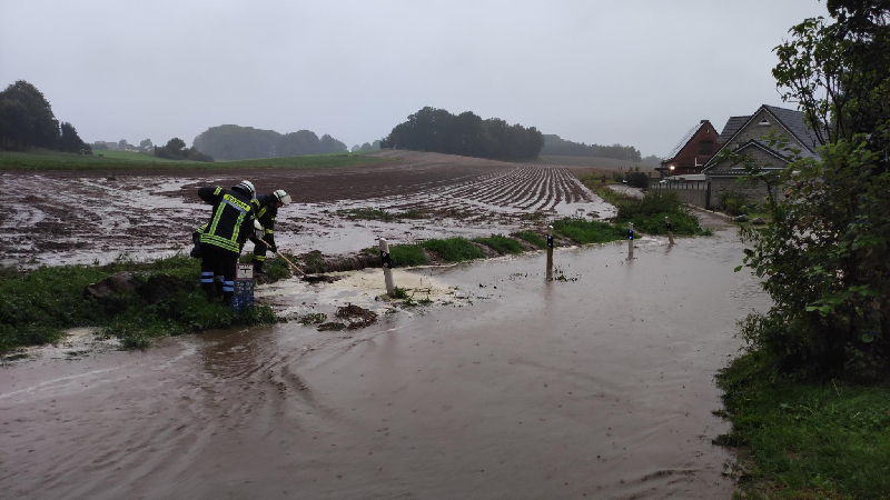 Wasser auf Straße Wasser auf Straße