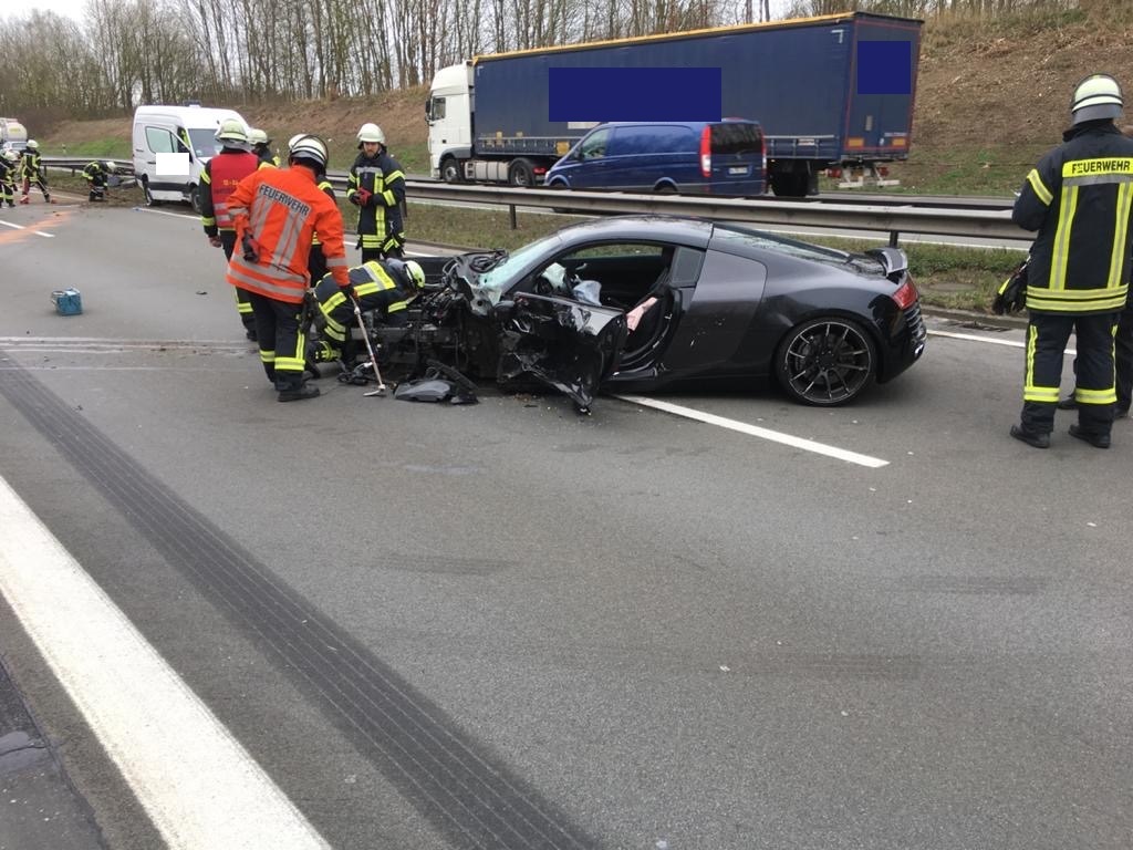Verkehrsunfall Person klemmt